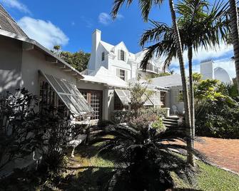 A spacious, unique Bermuda haven with access to large crystal swimming caves. - Hamilton - Building
