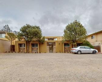 Gated Uptown Condo, 2bd/1ba, KING bed added - Alburquerque - Edificio