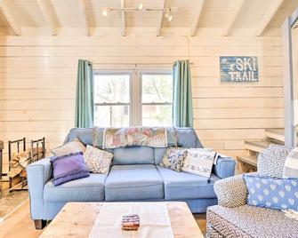 Private Lake Access and Canoes Pennsylvania Cottage - Lakewood - Living room