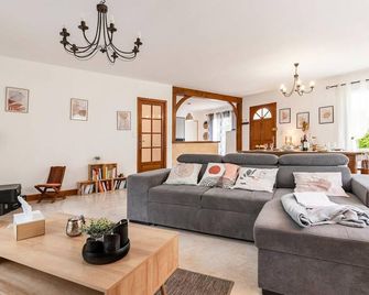 3 Bedroom Awesome Home In Atur - Atur - Sala de estar