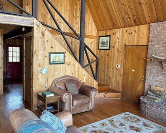 Blue Heron Farm Waterfront Chalet - Chestertown - Living room