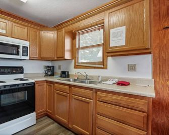Retreat Cabin #3 | Hocking Hills, Loft Cabin - Logan - Кухня