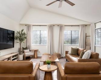 The Deer Lodge: a cozy getaway with a hottub, gym, tons of games, close to alot - Pollock Pines - Living room