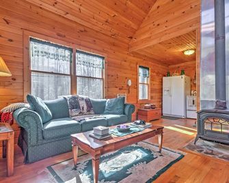 Highlands Cabin w/ Forest Views 4 Mi to Cashiers - Highlands - Obývací pokoj