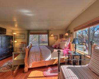 Cali Cochitta Vacation Rentals - Moab - Bedroom