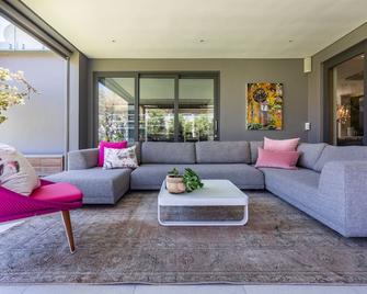 The Clarendon - Fresnaye - Cape Town - Living room
