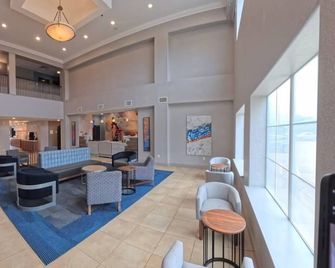 La Quinta Inn & Suites by Wyndham Longview North - לונגוויו - לובי