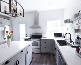 5 bed rm modern house near Gage Park, Tim Hortons Field and St Peter's Hospital - Hamilton - Kitchen