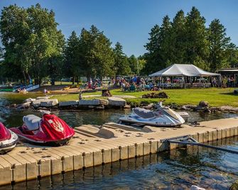 Beach Harbor Resort - Sturgeon Bay