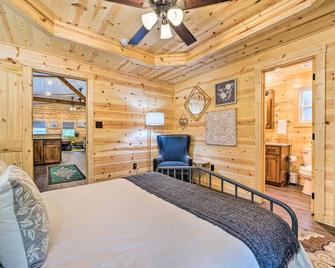 Stylish Cabin by Beavers Bend Hot Tub and Fire Pit - Broken Bow - Bedroom