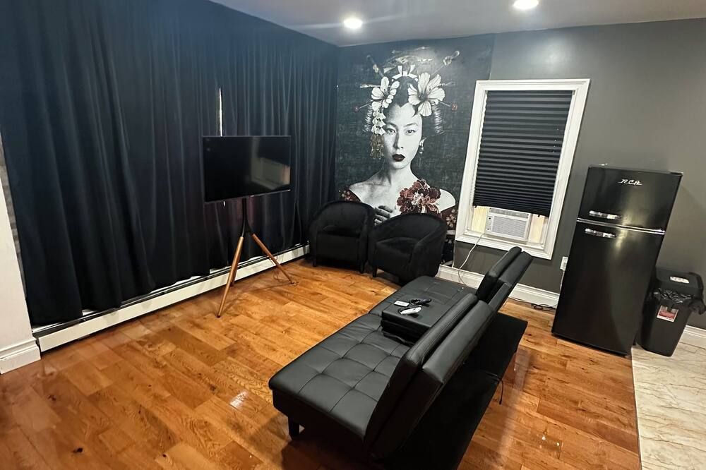Spacious 3-bedroom apartment in cool Queens with WiFi, AC - קווינס - סלון