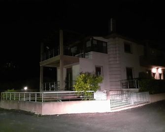 Musses - Stratoni - Edificio