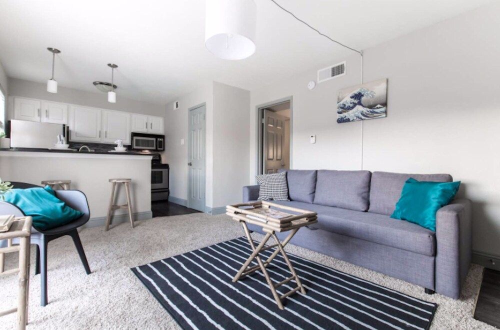 Designed to Relax-No Parties Allowed - Dallas - Living room