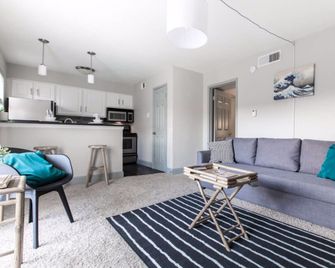 Designed to Relax-No Parties Allowed - Dallas - Living room