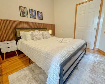 Charming and comfy 2BR unit. Just 8 miles from NYC - Newark - Bedroom