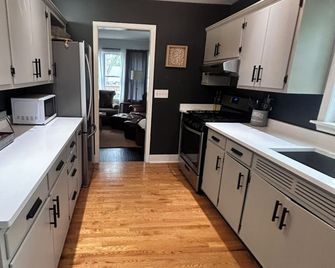 Fabulous 3-bedroom house with AC in charming Elgin - Elgin - Kitchen
