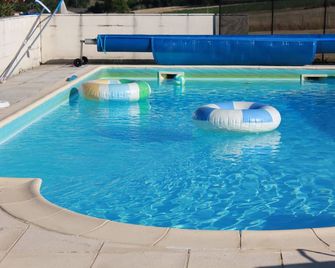 Large Farmhouse/Villa In Stunning French Countryside - best for families + dogs - Saint-Jean-de-Duras - Piscina