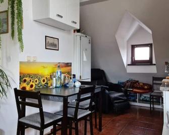 Charming apartment with terrace and garden view. - Kraków - Jadalnia