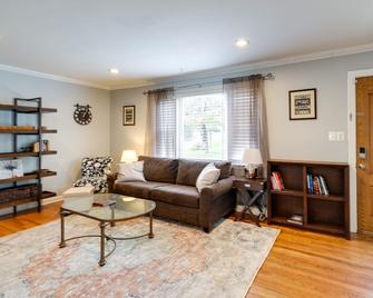 Falls Church Home w/ Fenced Backyard! - Falls Church - Living room