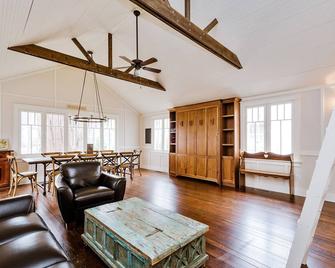 Charming 7 Bedroom Home And Coach House ~ Great for Summer Getaways! - Union Pier - Living room