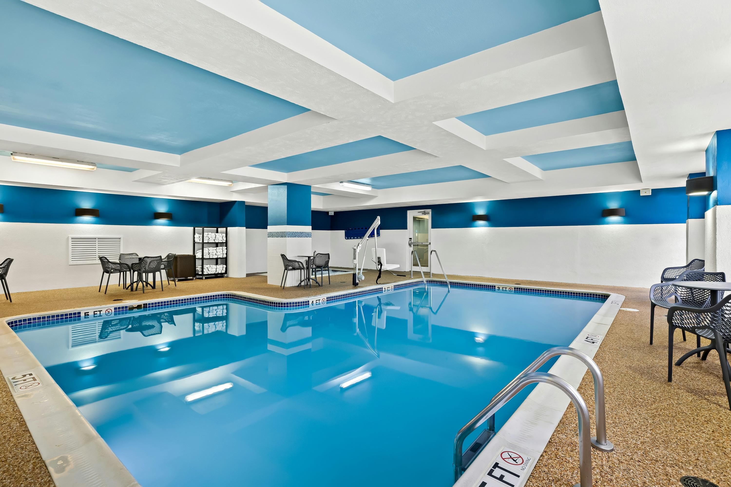 Hampton Inn & Suites Canton - Canton - Piscina