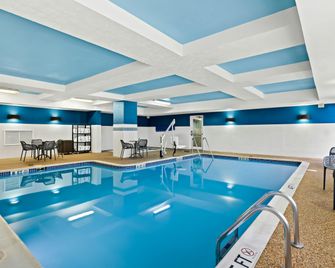 Hampton Inn & Suites Canton - Canton - Pool
