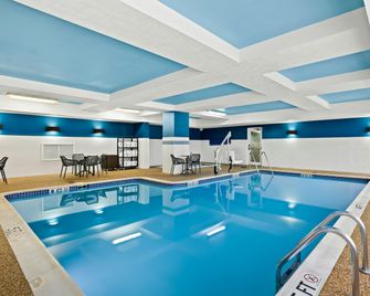 Hampton Inn & Suites Canton - Canton - Piscina
