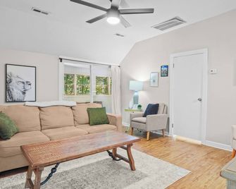 Secluded Apartment with Heated Garage - Libertyville - Wohnzimmer