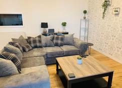 Modern 2 Bed Apartment, Close to Gla Airport & M8 - Paisley - Living room