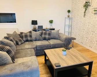 Modern 2 Bed Apartment, Close to Gla Airport & M8 - Paisley - Living room
