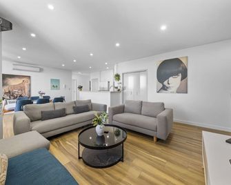 Prime 3br Apt With Parking & Icc & Darlingharbour-10 Mins Walk - Sydney - Wohnzimmer