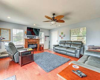 Waterfront Lake Buchanan Cottage with Kayaks! - Burnet - Huiskamer