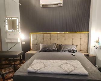 Pinch of life near Ganga Arti - Rishikesh - Bedroom