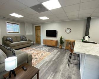 Updated spacious 2 br Flat - Mattoon - Living room