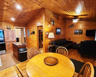 Beachfront Cottage w/Amazing Views! Steps 2 Beach. Fishing.WiFi.Wineries.Dining - Westfield - Comedor