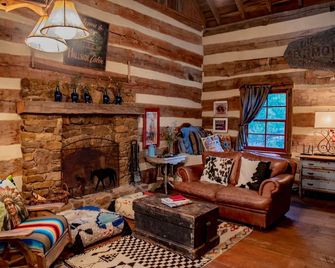 Hill Country Log Cabin Close to Wimberley & Dripping Springs Shopping and Dining - Dripping Springs - Living room