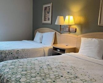 HomeTowne Studios & Suites by Red Roof Bentonville - Bentonville - Habitación
