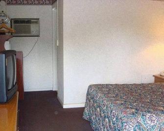 Budget Lodge - Newton Falls - Bedroom