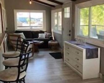 Beach Walk Cottage, Come Book Today - Grand Bend - Living room