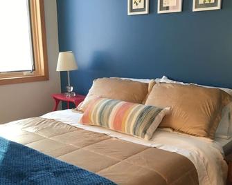 Beautiful 4 Bdrm Retreat On Loon Lake With Sauna And Sand Beach! - Cohasset - Bedroom