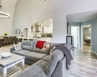 North San Diego Retreat W/deck, Fire Pit Table! - Escondido - Sala de estar