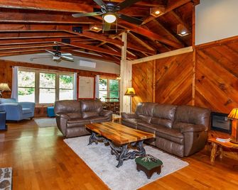 Cabin On Trout River, 9 Acres Surrounded By Us Forest, Waterfalls, 100% Secluded - Sapphire - Sala de estar