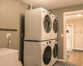 The Loft at Oak & Iron – Group Stay w/ Game Room - Fergus Falls - Wäscheservice
