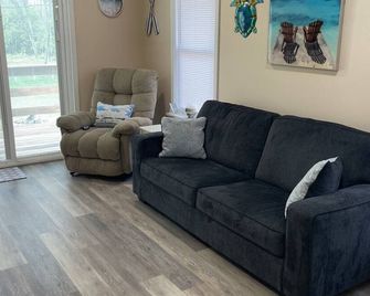 Cozy 1-bedroom home near Circleville, Walking distance to Hargus Lake. - Circleville - Wohnzimmer