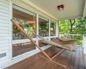 The Summit: 6 bed, 5 bath, sleeps 16 with fantastic views and room for everybody - Dillsburg - Patio