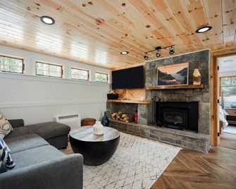 Cozy River Cabin | Private Deck & Shared Riverside - East Jordan - Sala de estar