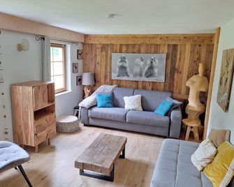 Charming chalet beautifully decorated 2 bathrooms 2 (including 1 PMR)2 WC near Gérardmer - Gerbépal - Salon