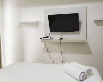 Homey and Tidy Studio Apartment at Vida View Makassar By Travelio - Makassar - Sala de estar