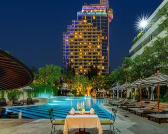 The Royal Paradise Hotel & Spa (Sha Plus+) - Patong - Gebouw