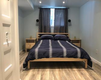 Beautiful Lakefront Private Suite On Lake Cowichan - Sleeps 5 - Lake Cowichan - Bedroom